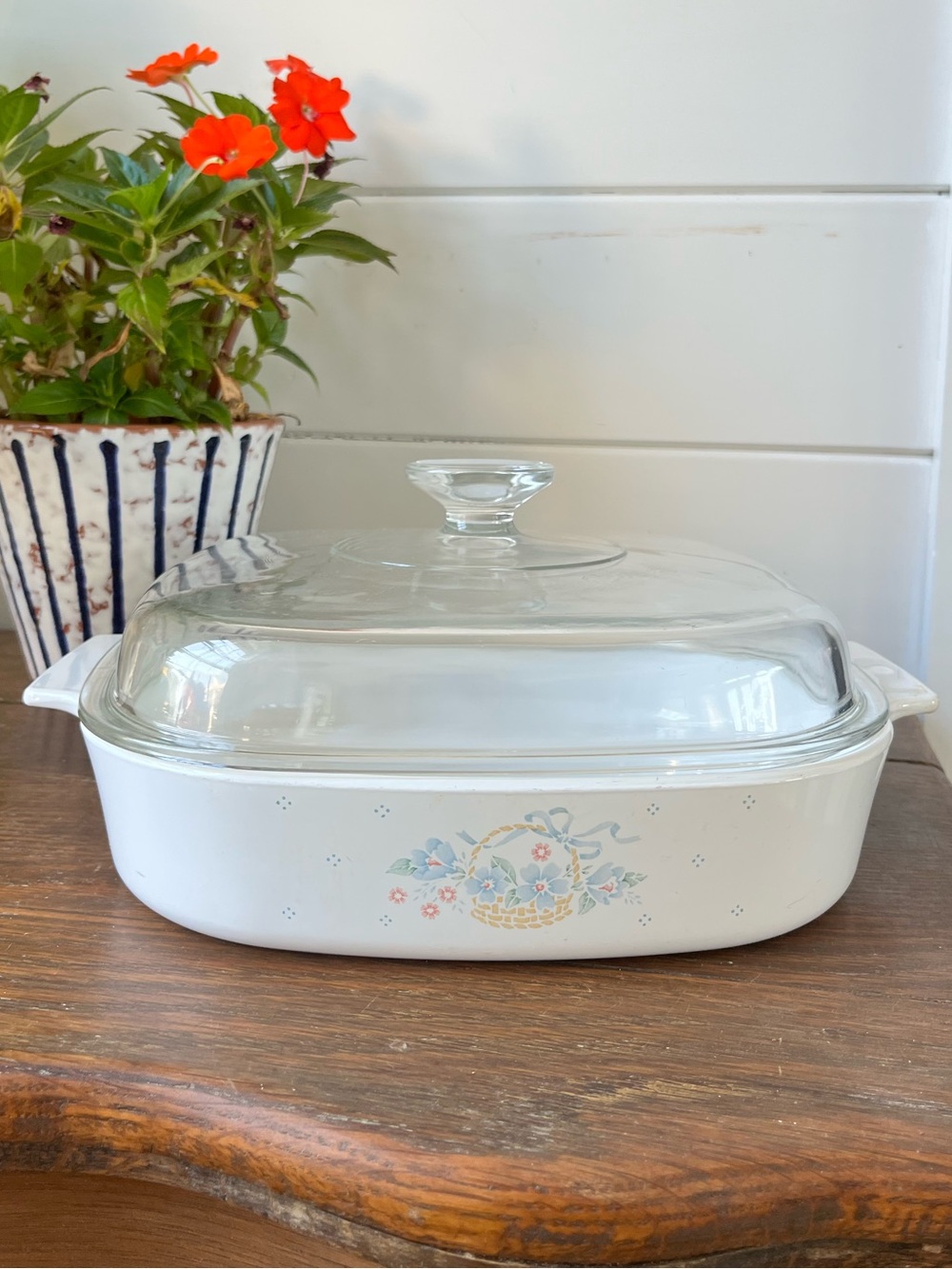 vintage Corning Ware covered casserole dish "Country Cornflower", 2 liters